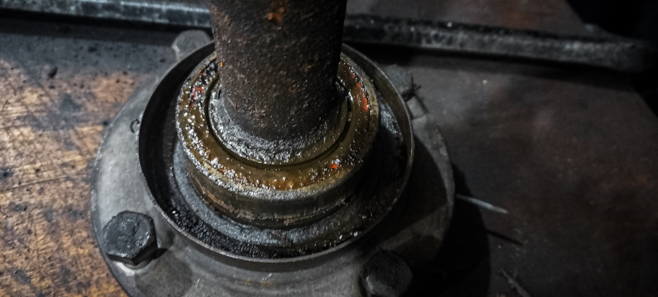 Подшипник заклинило, поэтому пришлось снимать его с помощью болгарки. — Mitsubishi Pajero (1G)