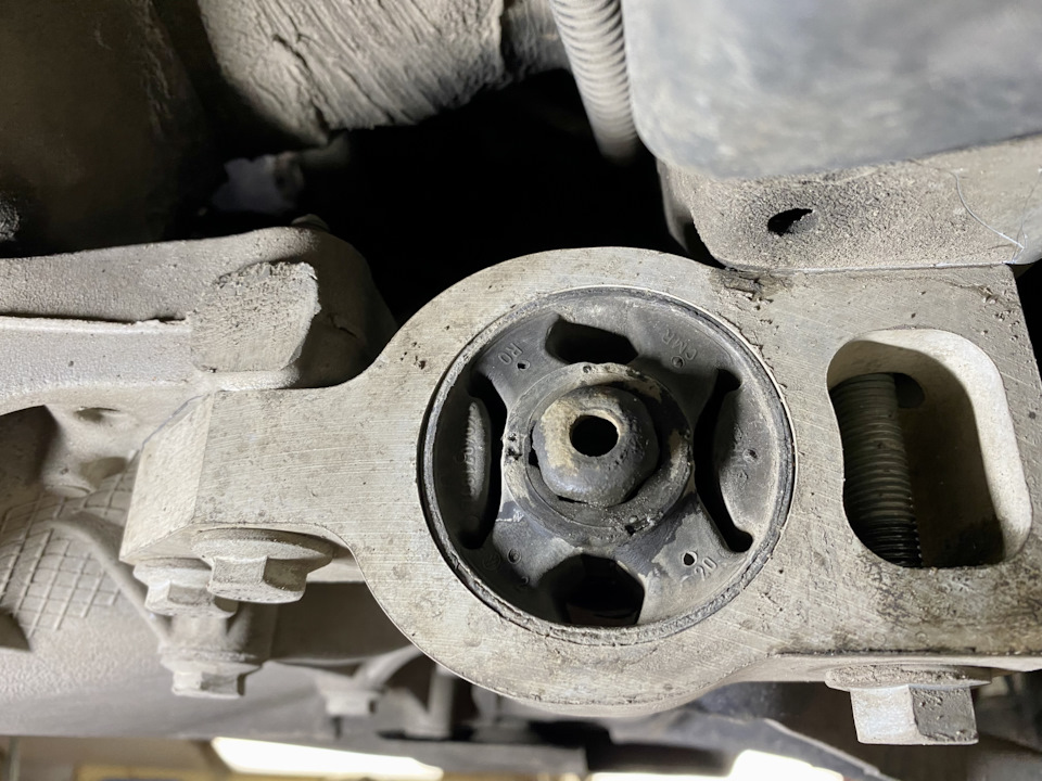 Задние сайлентблоки передних рычагов + осаго — Volkswagen Tiguan (1G ...