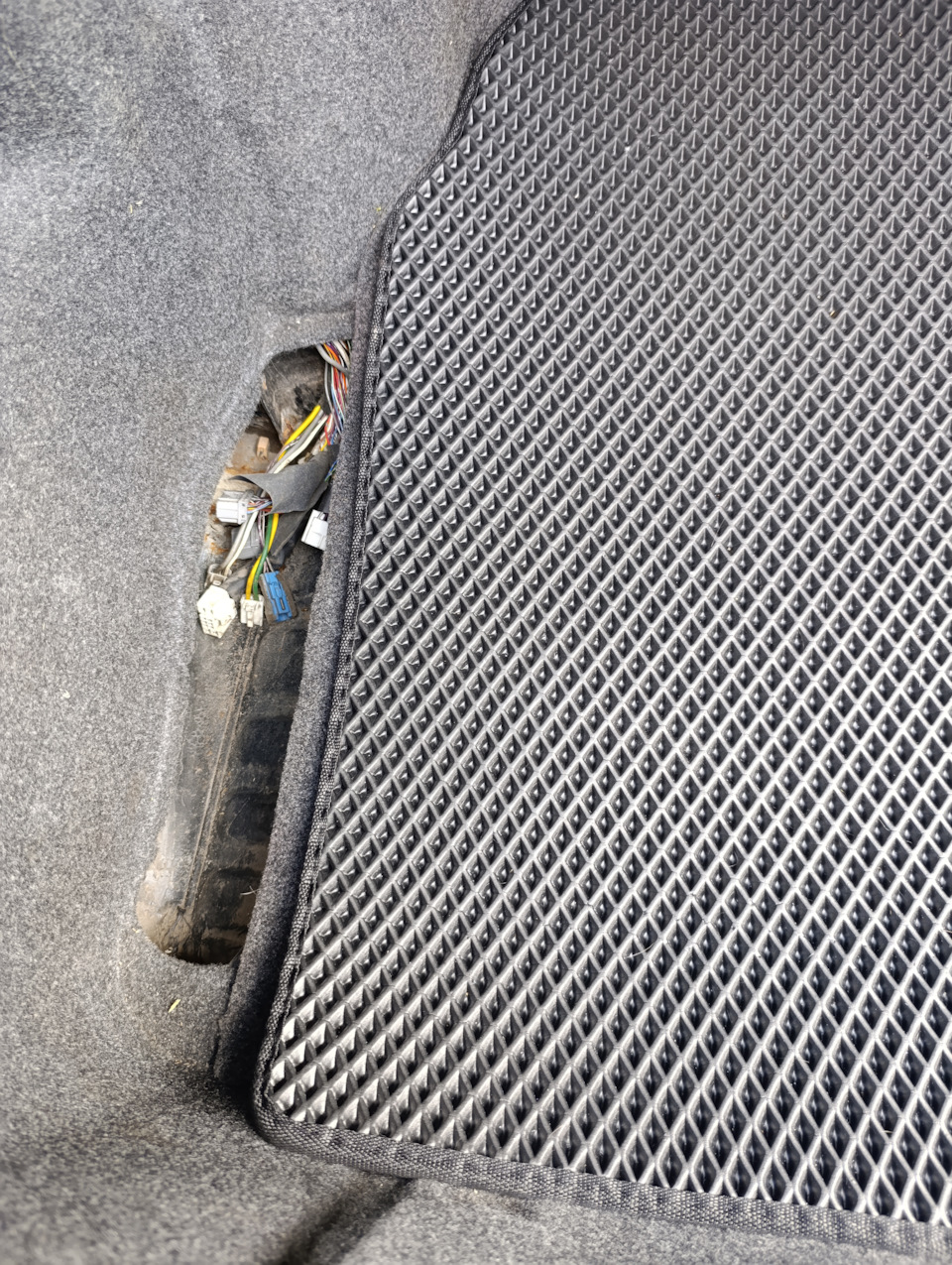 Коврик не симметричен, он не скрывает нишу, где должен быть блок 4ws, правда я так и не поставил 😔 его — Toyota Vista (30)