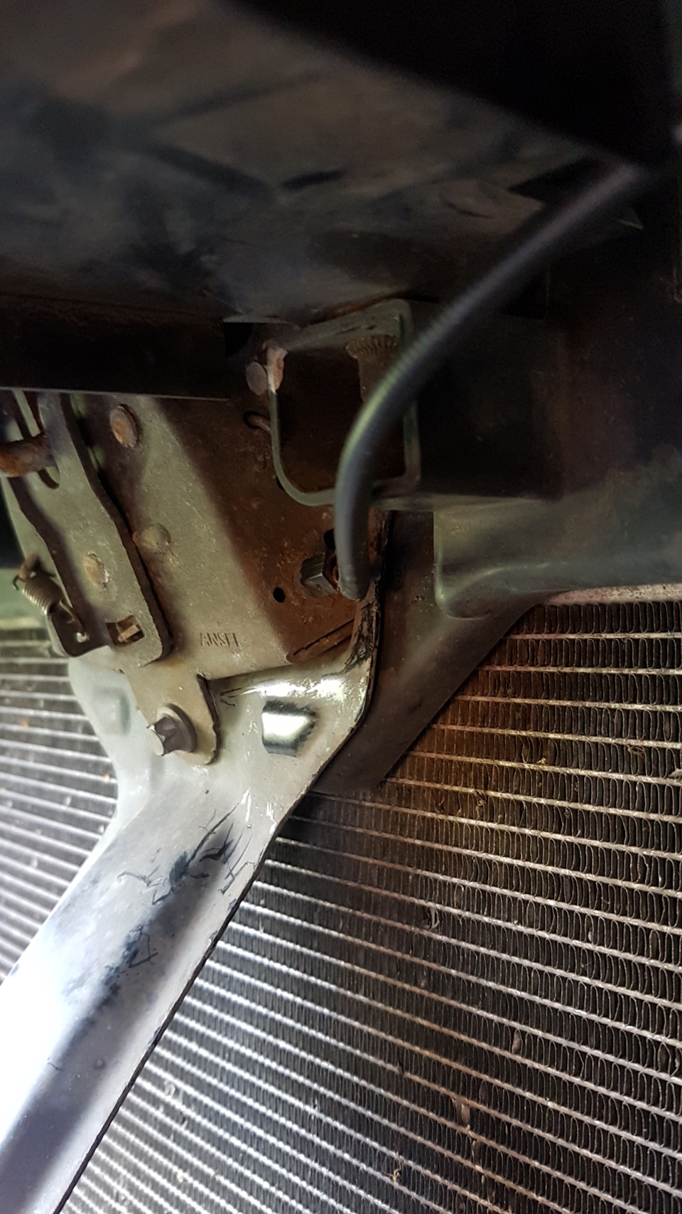 Тросик капота оторвался — Mitsubishi Colt VI, 1,3 л, 2009 года | своими ...