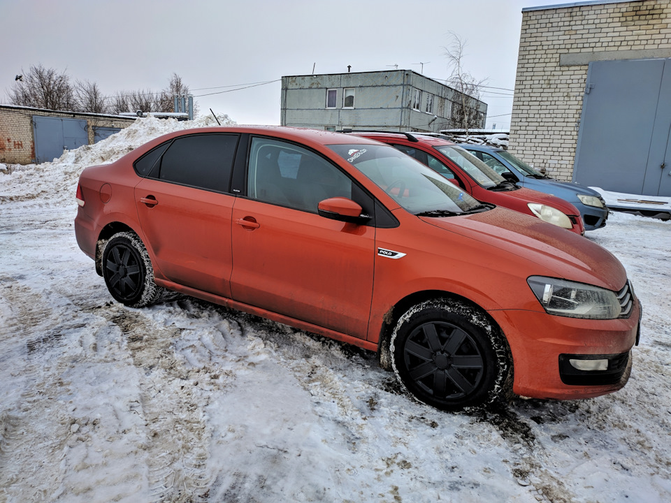 Polo drive2. Polo VW черные колпаки. Поло на черных колпаках.