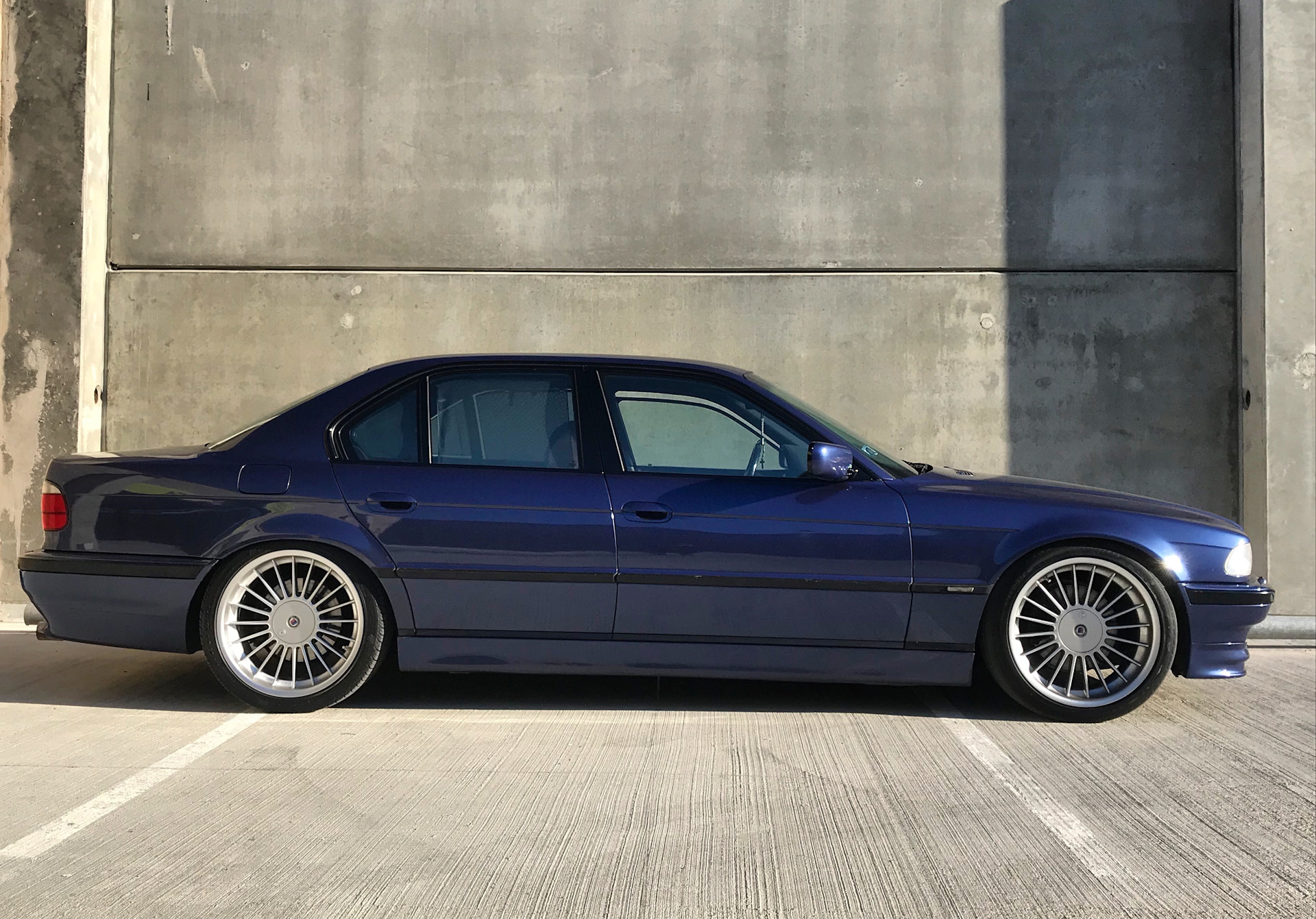 РўРµРјРЅРѕ С„РёРѕР»РµС‚РѕРІС‹Р№ BMW e38