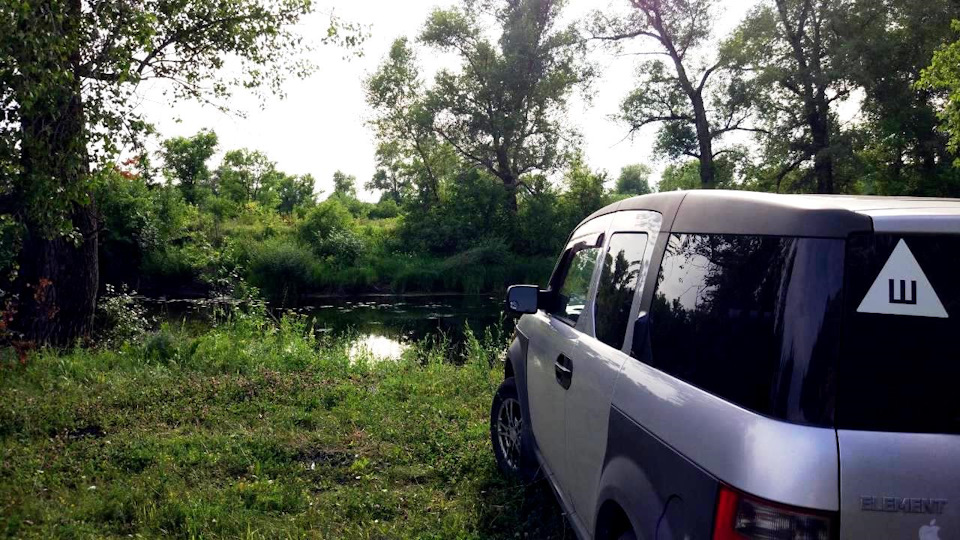 Первыми приехали в лагерь Алексей Никифоров с сыном Тимофеем — Honda Element