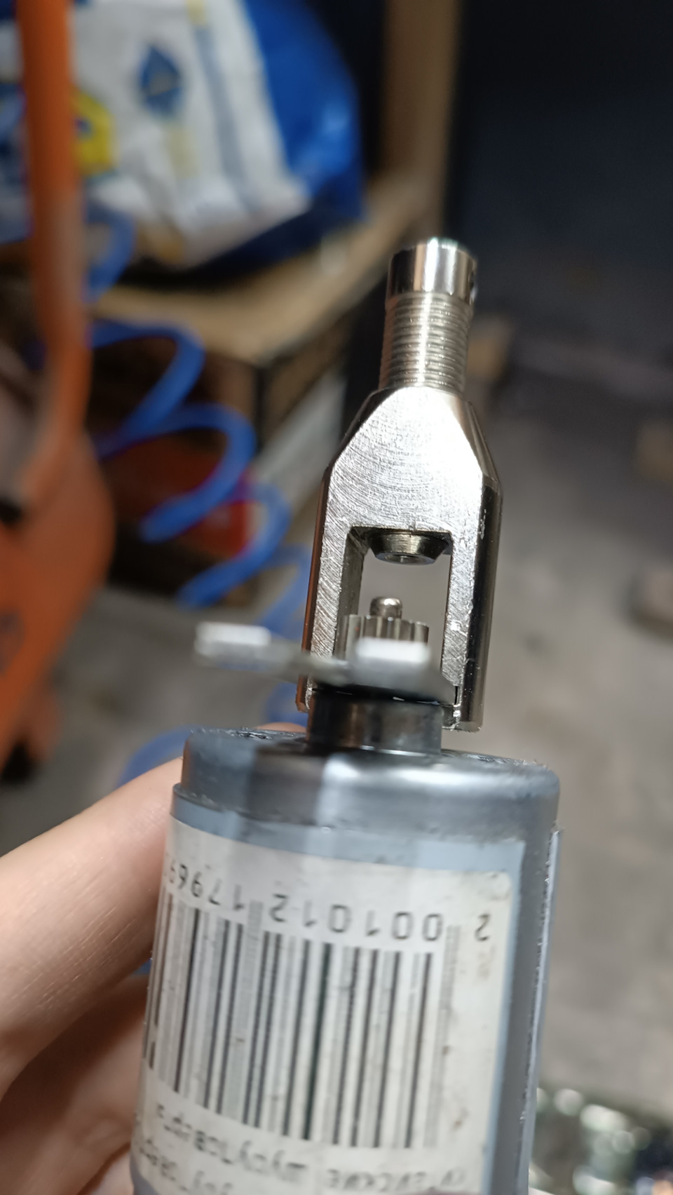 Потом я купил съемник для шестеренки за 220₽ я им ещё шестерню в шурике поменял). Ну и как я уже говорил вал чуть короче и чуть уже. То что он уже я решил тем, что просто кусочками на нём сделал насечки и шестерня туда наделась как на заводской. А высоту это да. Во первых перед тем как снимать шестерню со старого моторчика я все промерил штангеном, чтоб потом когда надевал на новый моторчик, она была на том же уровне и ничего не закусывало. Ну и с учётом того, что вал оказался чуть короче я в оставшуюся полость просто залил клей с содой на всякий). — Toyota Mark II (80)