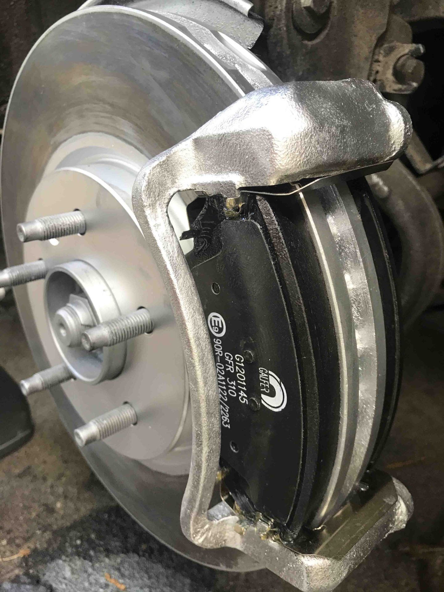 Передние тормозные диски и колодки, замена. — Opel Astra J GTC, 1,4 л ...