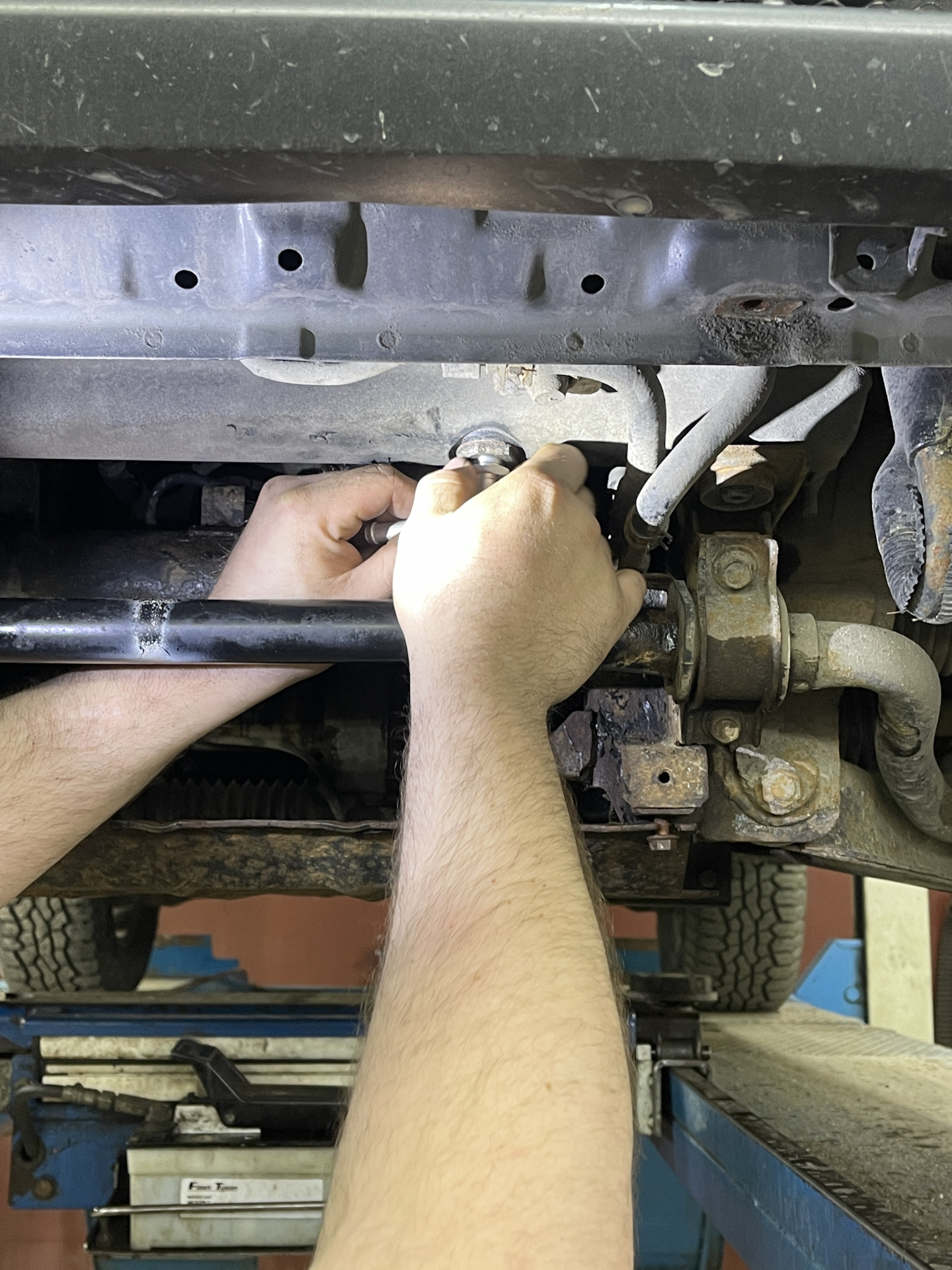 12. Экстренная замена фитинга (штуцера) радиатора охлаждения АКПП ...