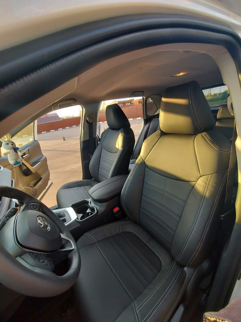 Чехлы установлены =) — Toyota RAV4 (5G), 2 л, 2021 года | тюнинг | DRIVE2