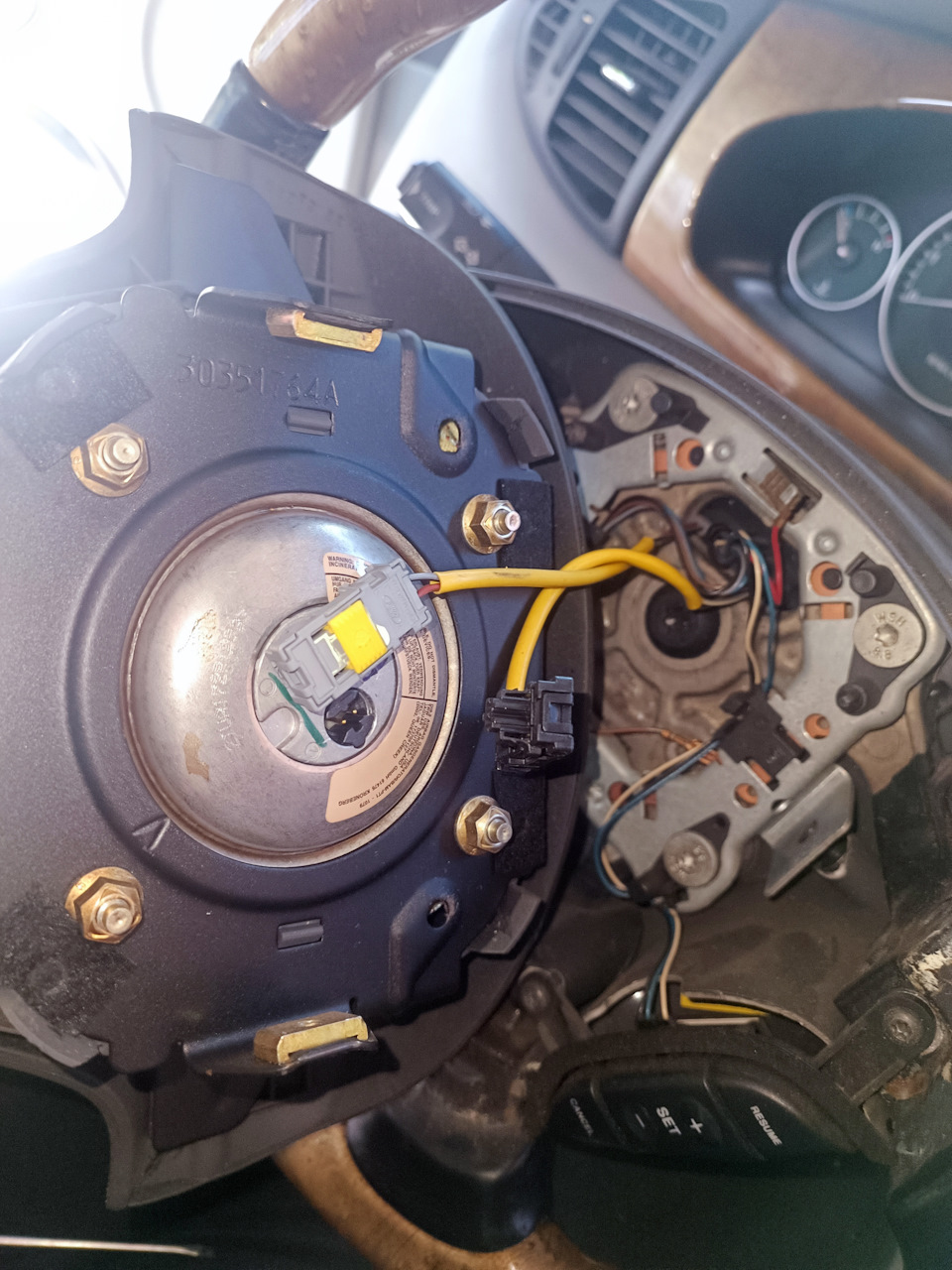 Снимаю сначала черную фишку, потом серую. Наоборот не выйдет. Не забываем про фиксаторы разъемов. — Jaguar X-Type