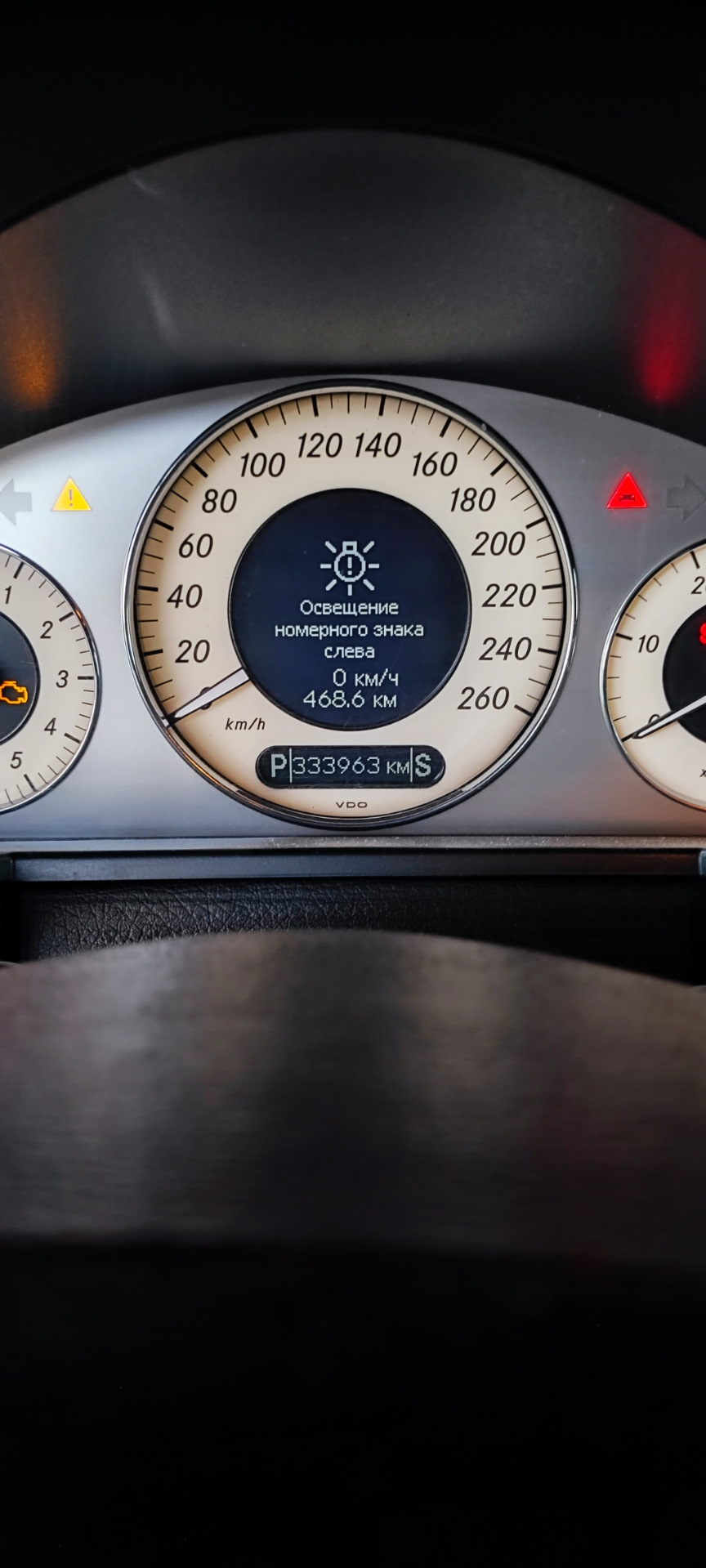 Mercedes 211-Замена освещения номерного знака. — Mercedes-Benz E