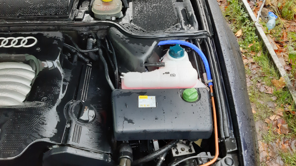 Замена пробок выпуска воздуха и расширительного бачка ОЖ. — Audi A8 (D2 ...