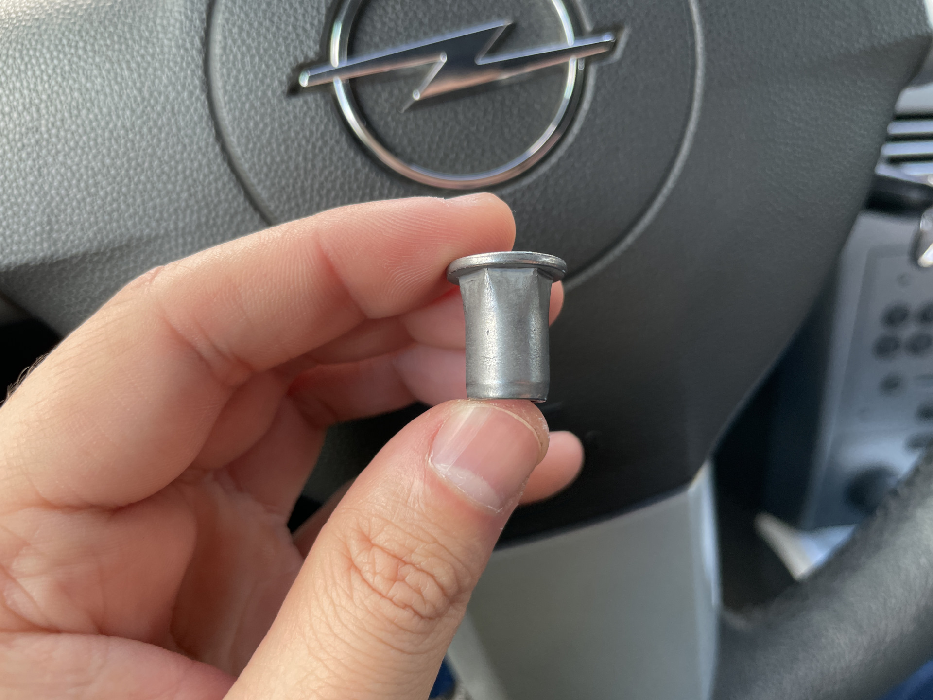Гайки (заклёпки) крепления защиты картера двигателя — Opel Astra H, 1,6 ...
