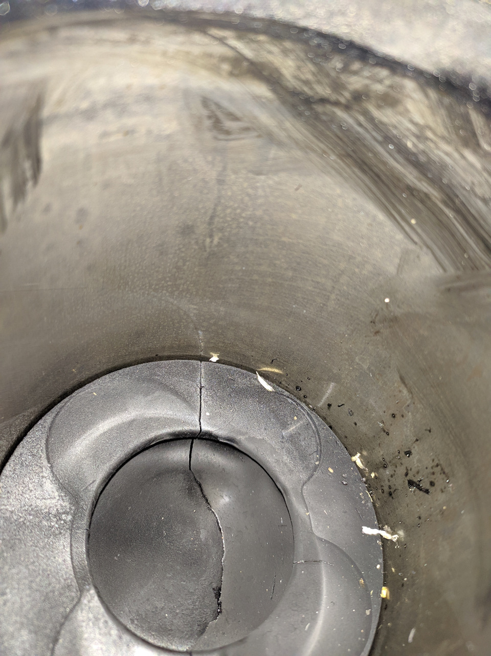 Даже хон присутствует, плохо протер стенку, но видно — Jeep Grand Cherokee (WK)