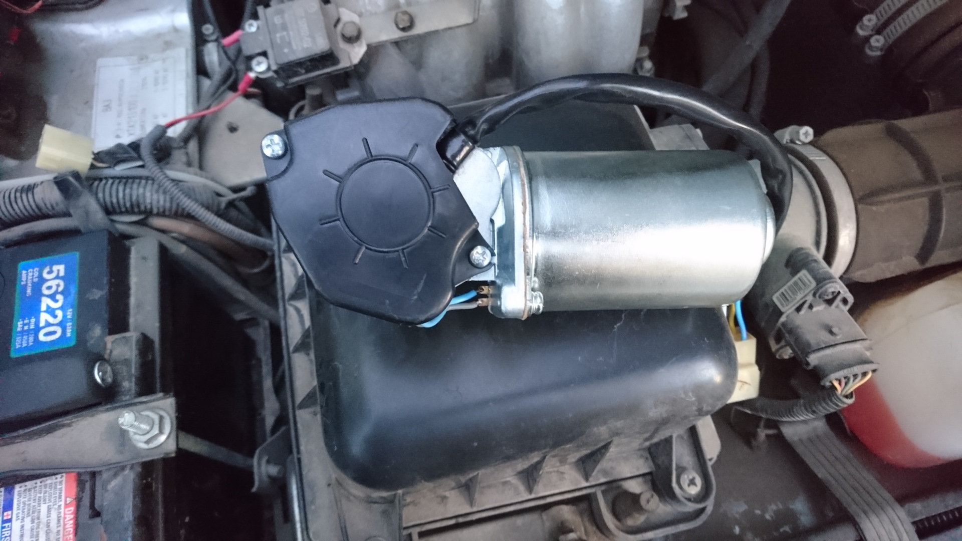 мотор трапеции стеклоочистителя ваз 2110. система дворников в рено логан. задний дворник вольво xc90. привод очистителя. моторчик стеклоочистителя 2111.