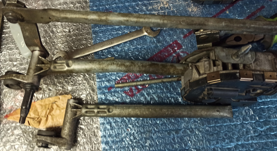 Правое плечо сверху родной дорест снизу, втулка на 3 см длиннее нашей и другой изгиб уха крепления — Audi A3 Sportback (8PA)