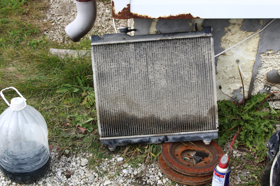 6. Радиатор тоже подбросил проблему. Потек по всему низу. На замену. — Suzuki Grand Vitara (1G)