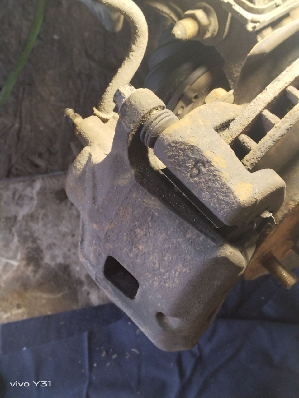 Замена левого переднего тормозного поршня в суппорте — Mitsubishi ...