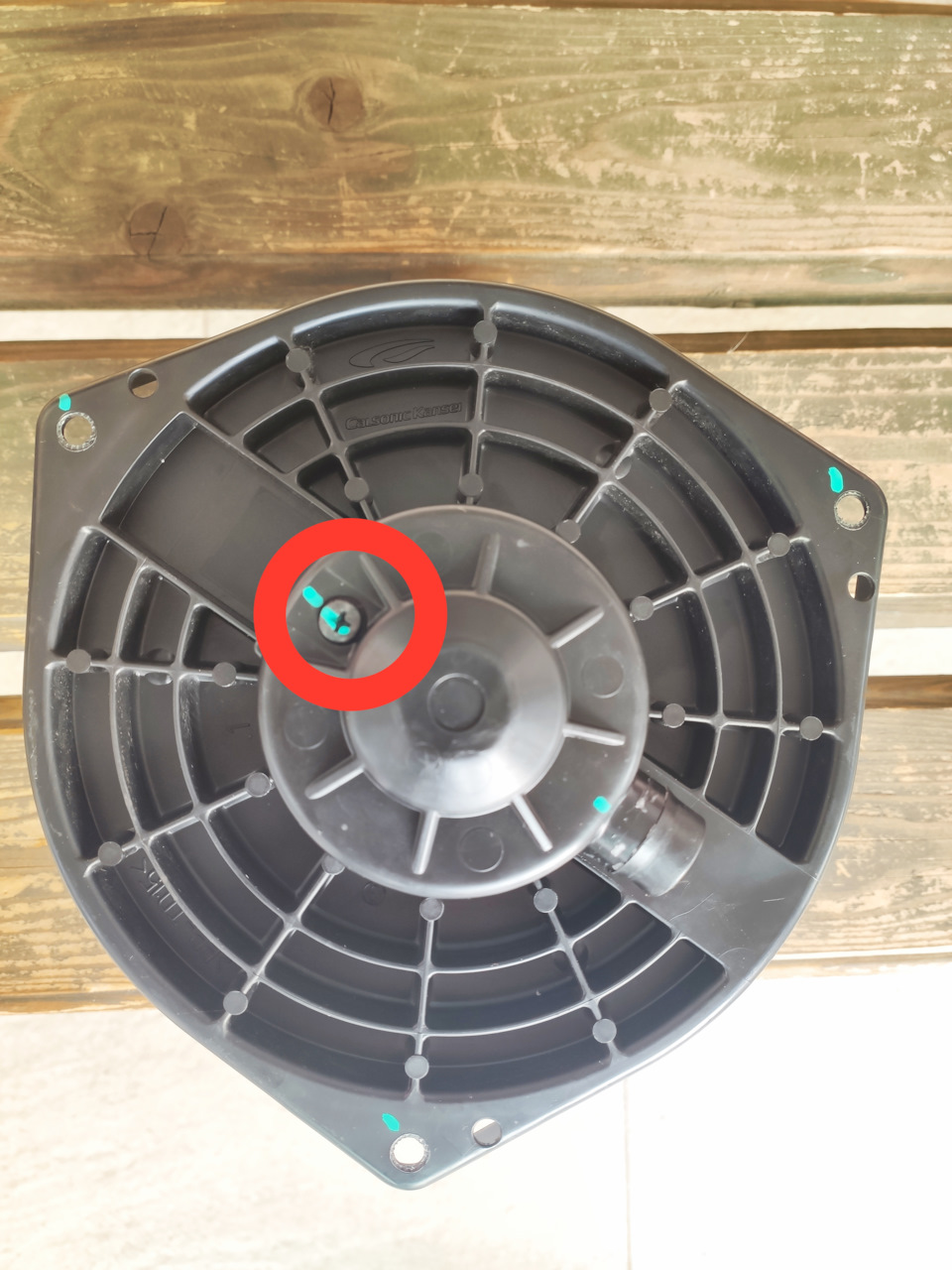 Кружочком выделен саморез, которым крепится к корпусу моторчик печки — Chevrolet TrailBlazer (2G)