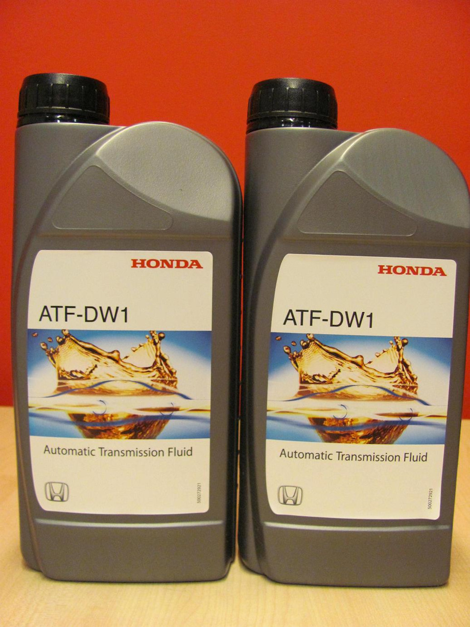 Масло honda accord 8. АТФ дв1 Хонда. Honda ATF DW-1 Fluid. Масло Хонда АТФ дв1. Honda ATF DW-1 подделка.