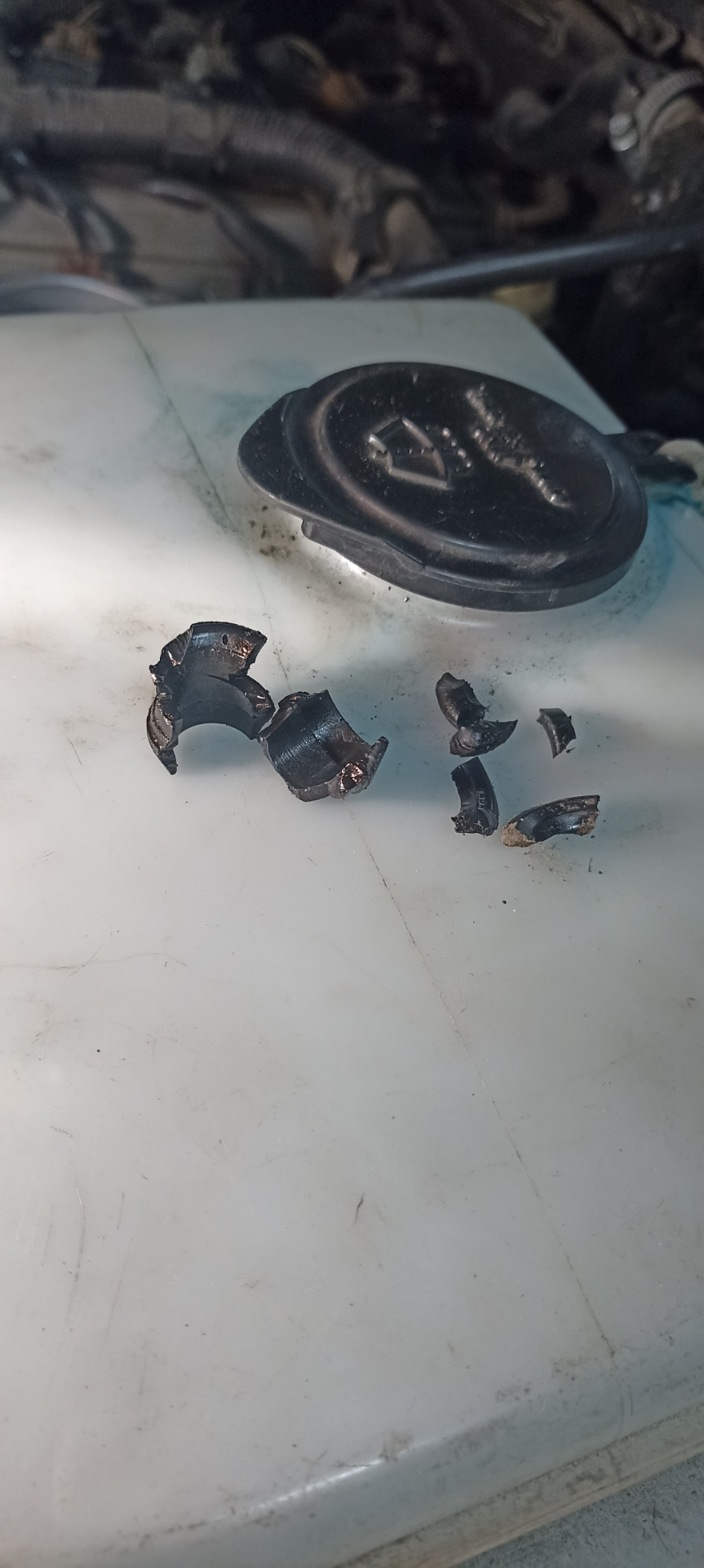 4b11 клапан картерных газов. Клапан вентиляции картерных газов рено. Вентиляция картера змз 409 евро 3. Клапанная крышка клапан картерных газов. Клапанная крышка клапан картерных газов.