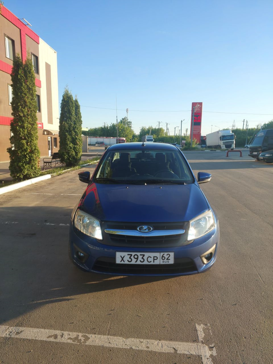 Ну вот и всё, внешний заводской вид. — Lada Гранта (1G), 1,6 л, 2013 ...