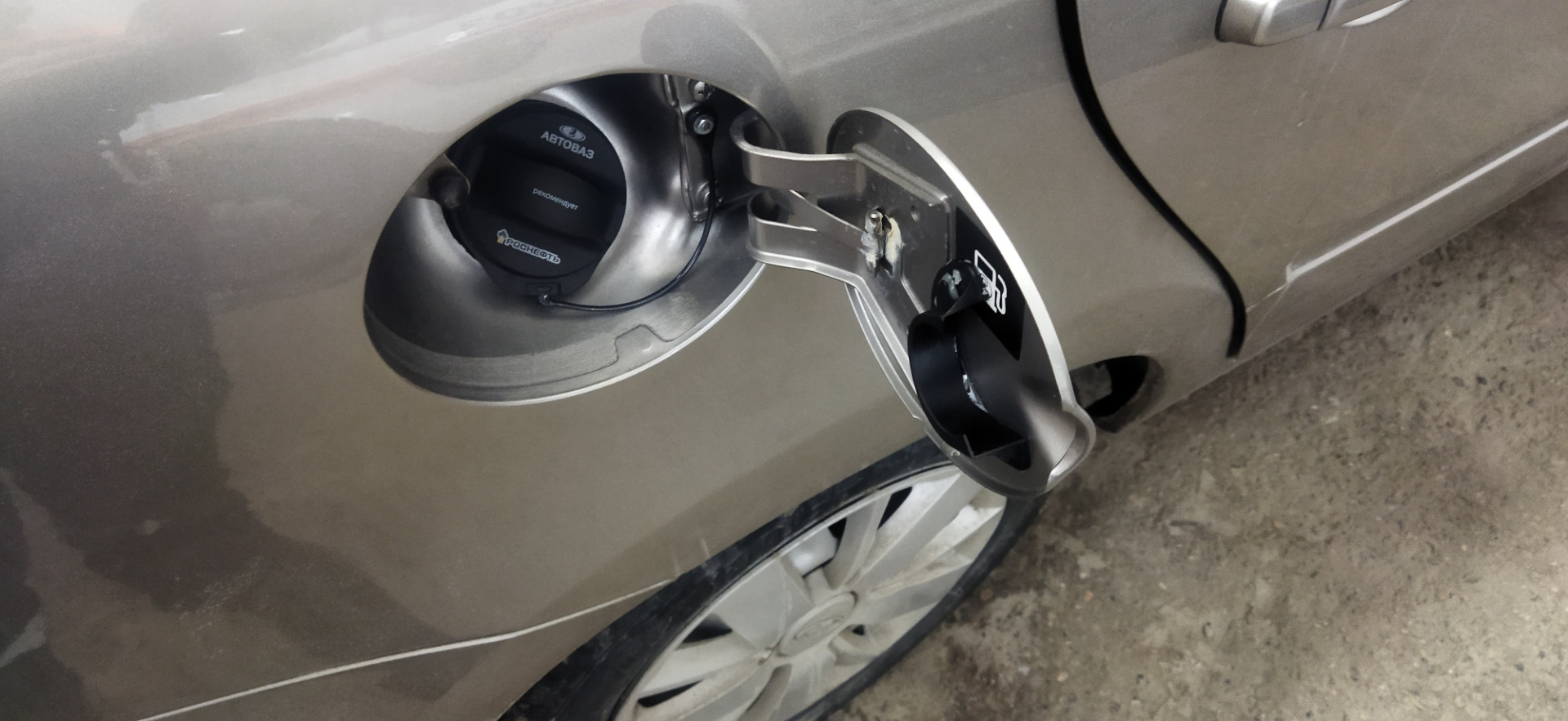 Держатель для крышки бензобака — Lada Гранта Лифтбек (2G), 1,6 л, 2022 ...