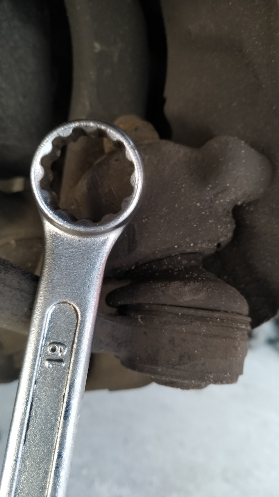 Советую накидным ключом. — BMW 5 series (E39)