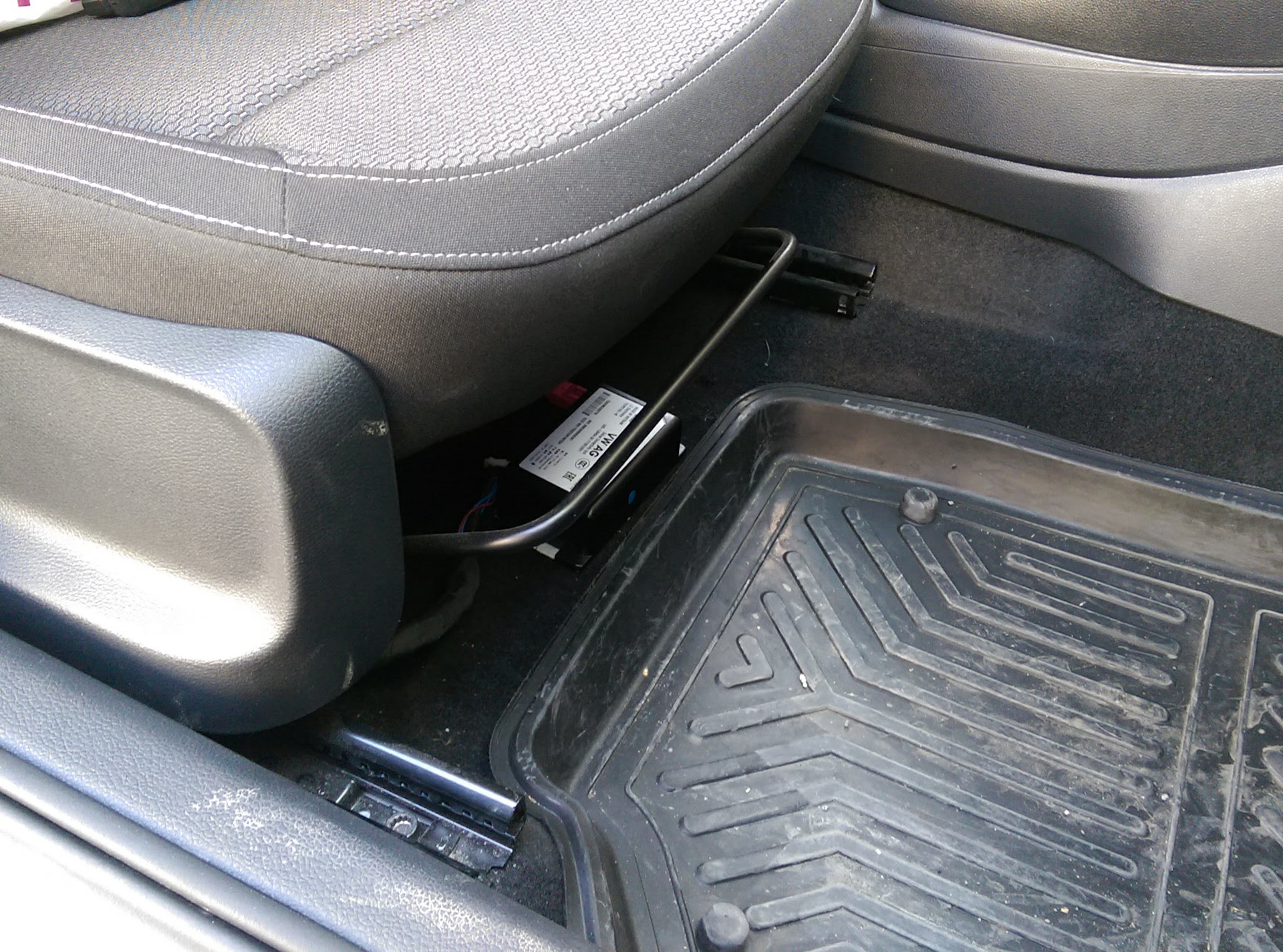 Под пассажирским сиденьем. Nissan qashqai j10 ящик под сидение пассажира. Ящик под сиденье renault duster. Под пассажирским сиденьем. Под пассажирским сиденьем.