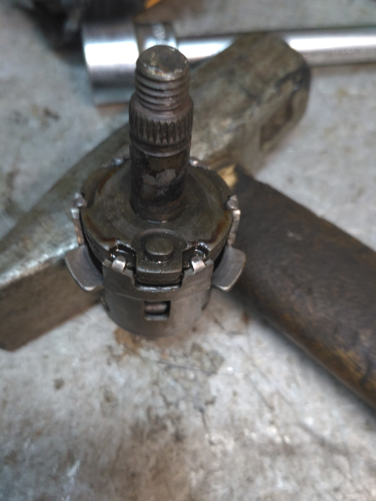 Вал суппорта. Вал регулировки суппорта knorr даф 105. Механизм подвода суппорта кнорр sb6 sb7. Шток ручника заднего суппорта т4 фольксваген. Суппорт тормозной задний на солярис 1.