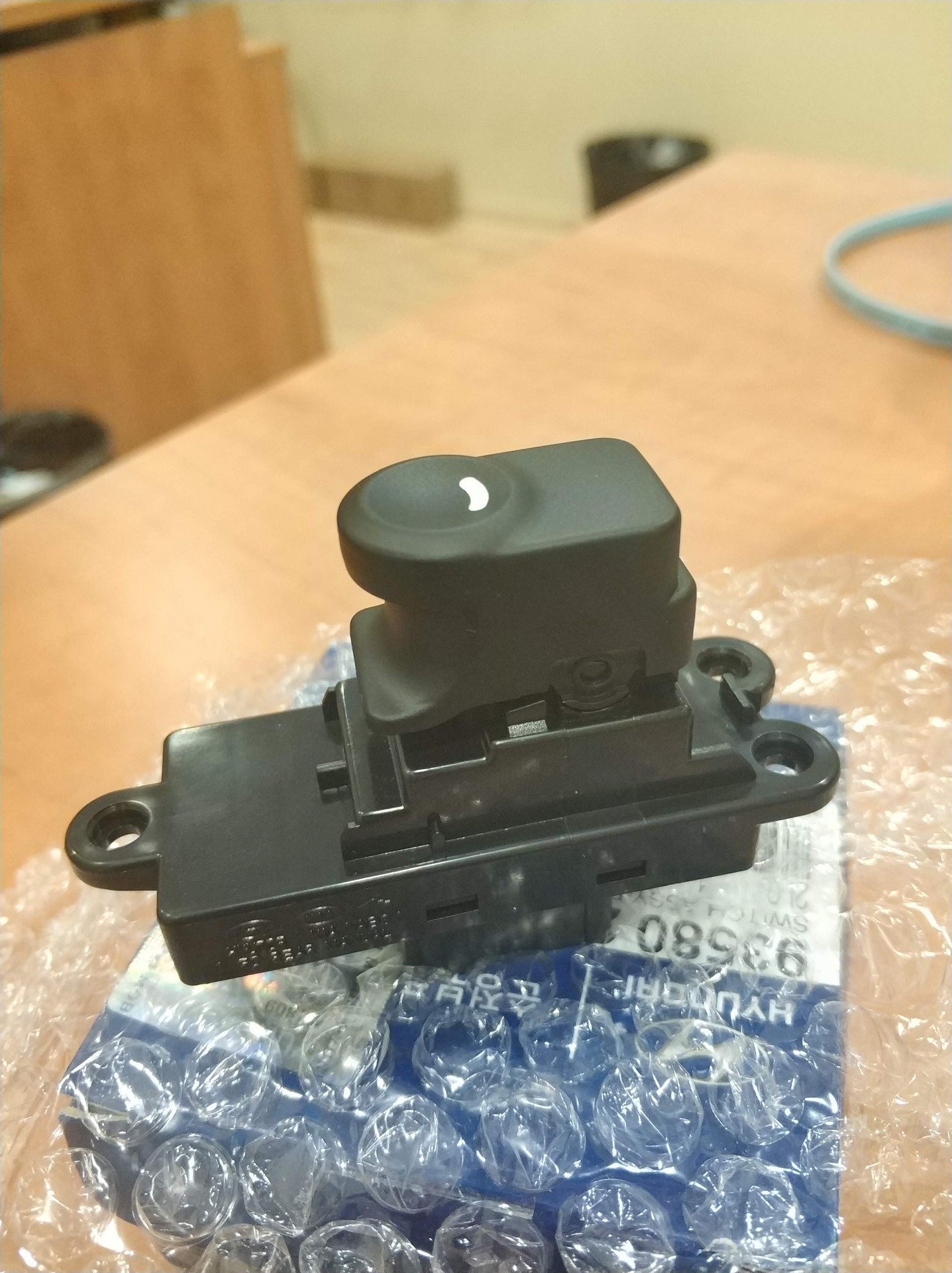 Hyundai i30 кнопка стеклоподъемника правая. Кнопка стеклоподъемника хендай i30 передняя правая. 93575d35004x. Кнопка стеклоподъемника i30. 93576a6010.