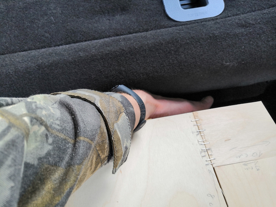 Рука легко пролезает, чтобы добраться до откидывания сиденья. Можно хранить что-то небольшое в зазоре… — Haval H6 (1G)