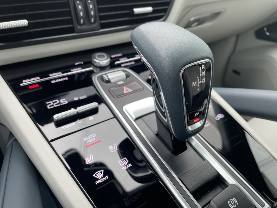 Из-за рычага АКПП не видно часть клавиш. — Porsche Cayenne Coupe