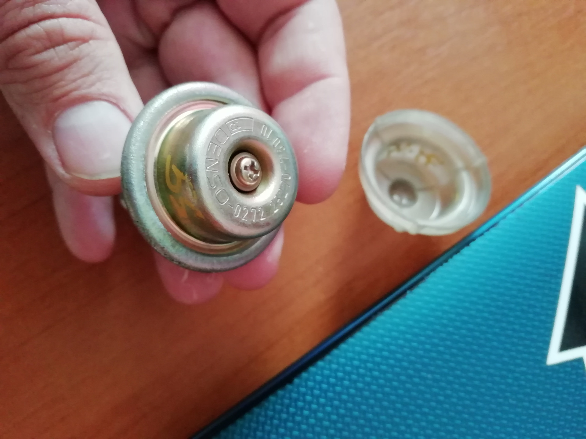 Уровень топлива. Демпфер пульсации топлива тойота. Лампочка бензина. Указатель уровня топлива в машине. Пульсация топлива.