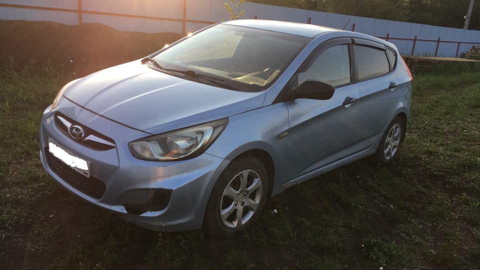 Hyundai Solaris Hatchback 1.4 бензиновый 2012 | Синий на DRIVE2