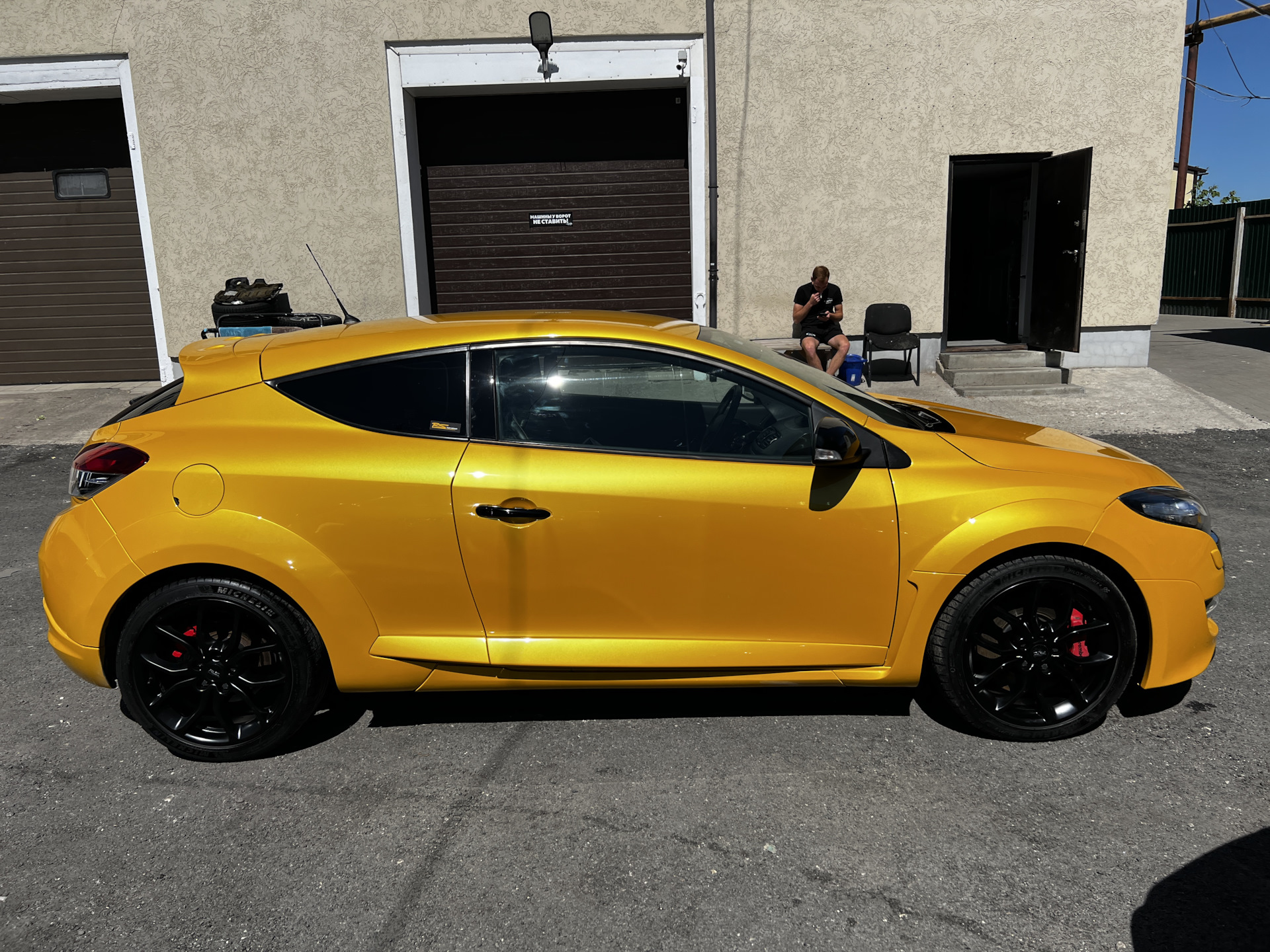 Шины рено меган рс. Рено меган 3 рс. обвес меган рс3. рено желтый. megane rs trophy nordshleife.
