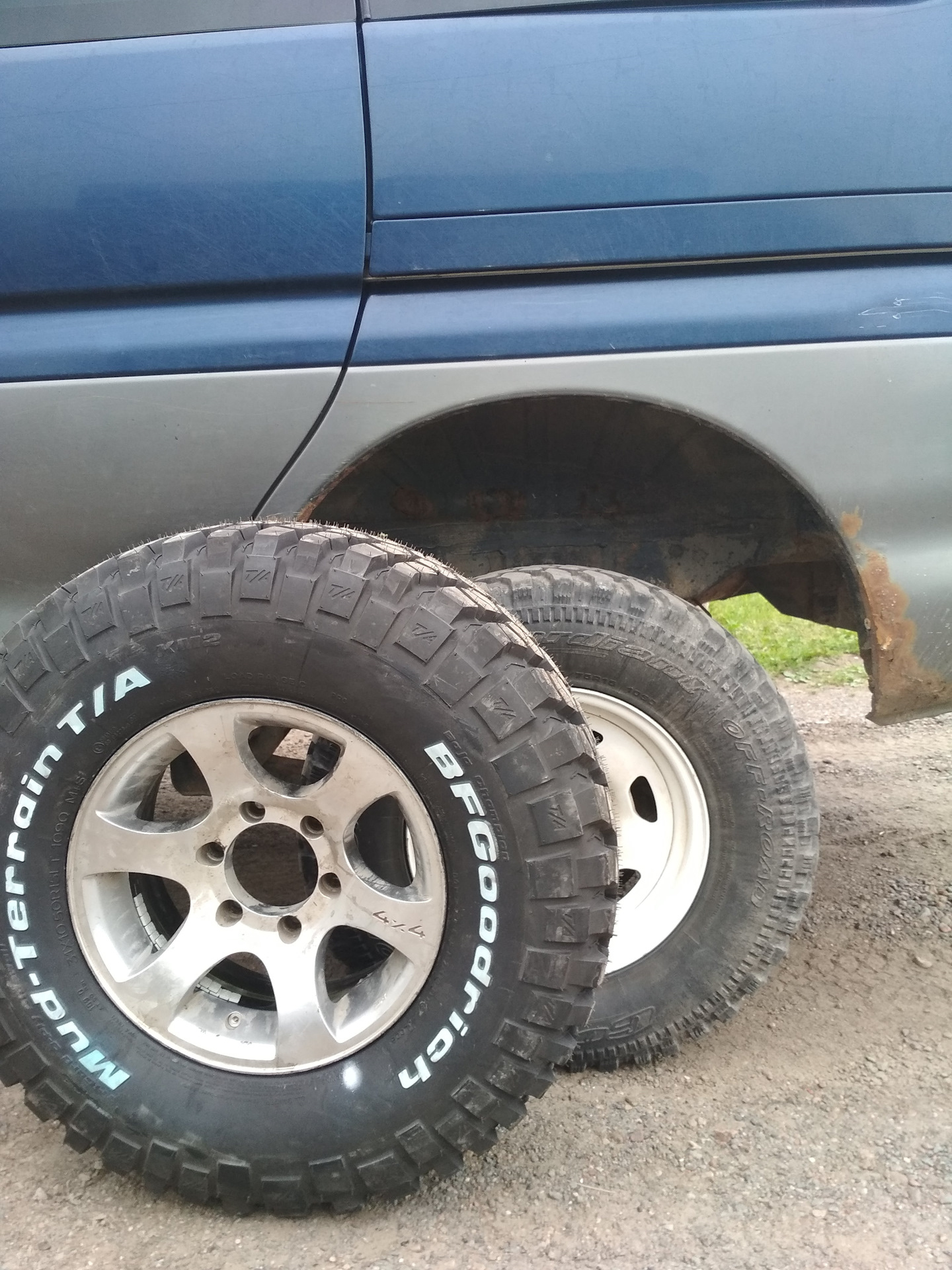 Резина на делику. Митсубиси делика на 33 колёсах. Резина на делику. Mitsubishi l400 колёса. Делика булка 33 колеса.