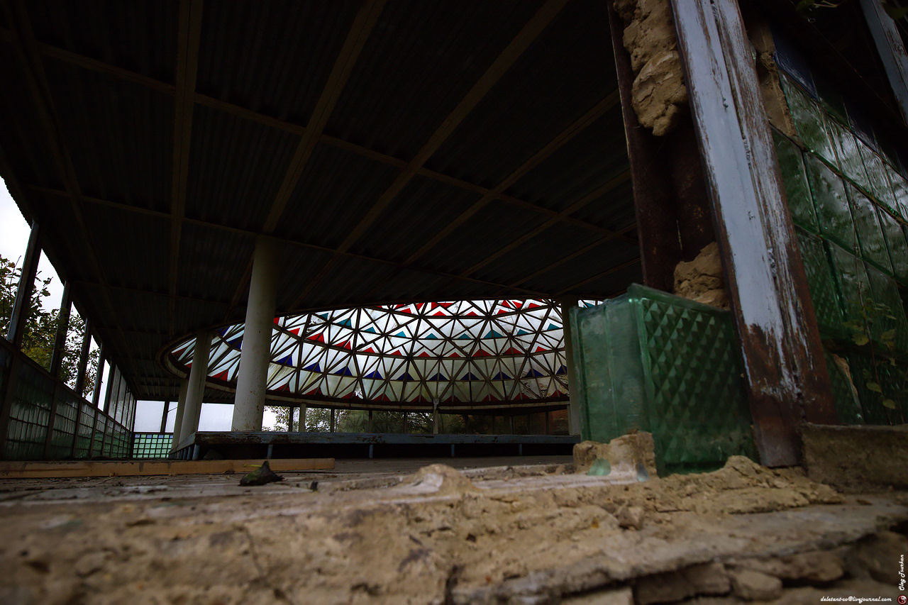 Заброшенный бассейн в деревне федоровка. Заброшенный бассейн с куполом. Федоровка заброшенный бассейн тула. Витраж купол. Заброшенный бассейн с куполом.
