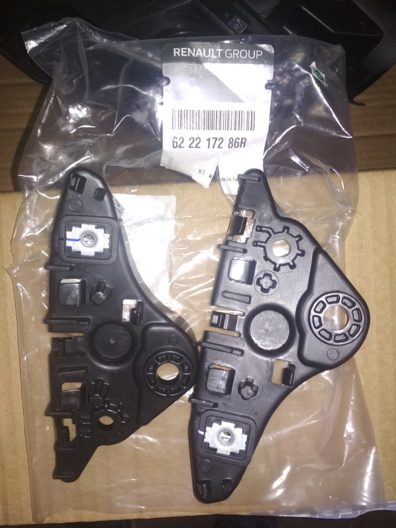 622217286R — кронштейны передних крыльев (в комплекте правый и левый) — Renault Fluence. Запчасти на фото: 622217286R