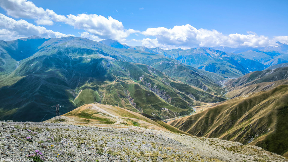 Вид с серпантина Куртатинского перевала. — Mitsubishi Pajero Sport (2G)