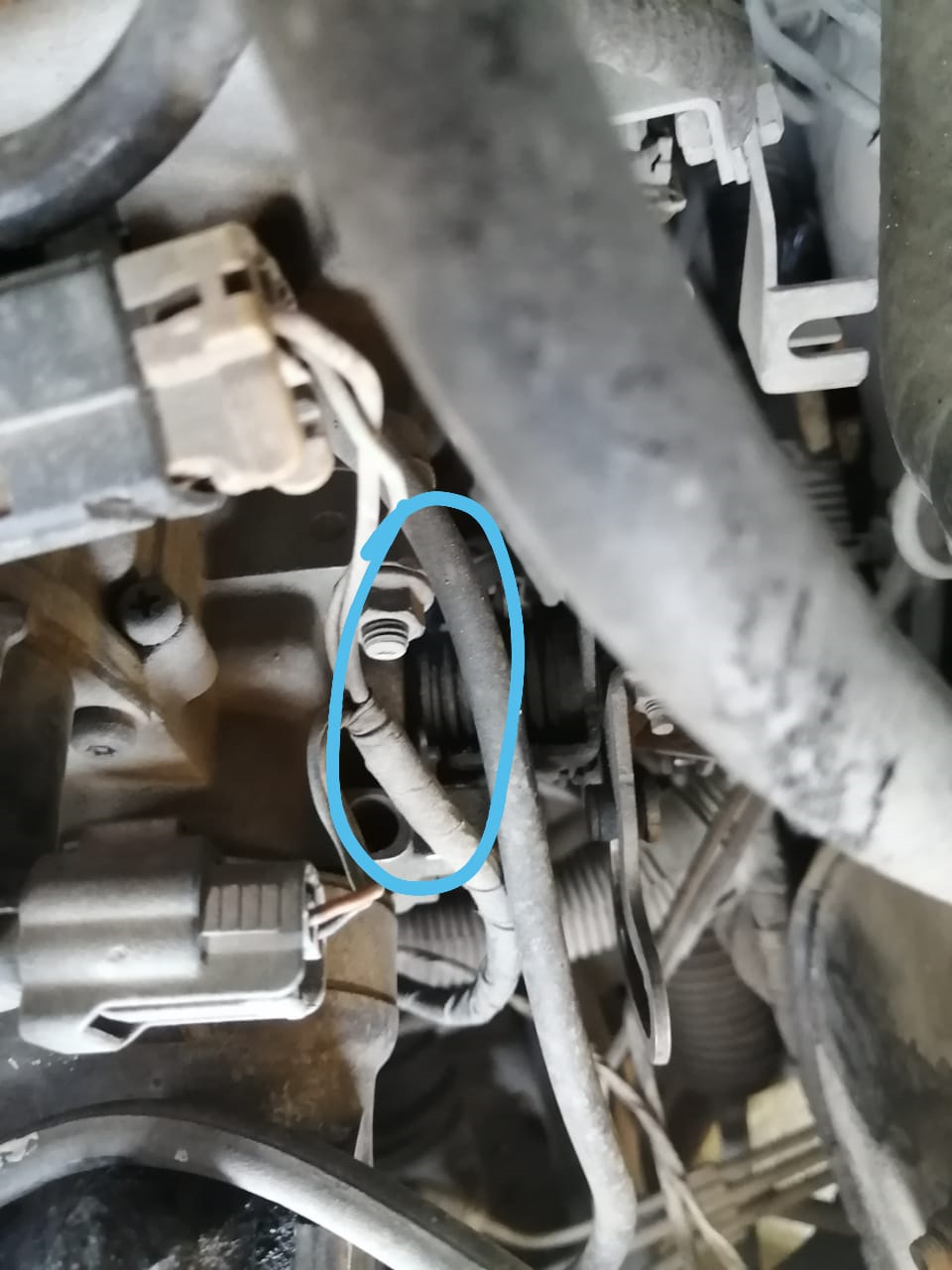 Обнаружил подсос воздуха в дроссельной заслонке. — Mazda 626 V (GF), 2 ...