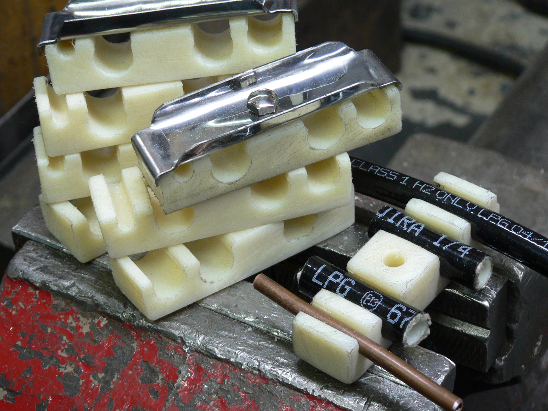 47. Куда уходит время? Держатели топливных трубок из подручных средств ...