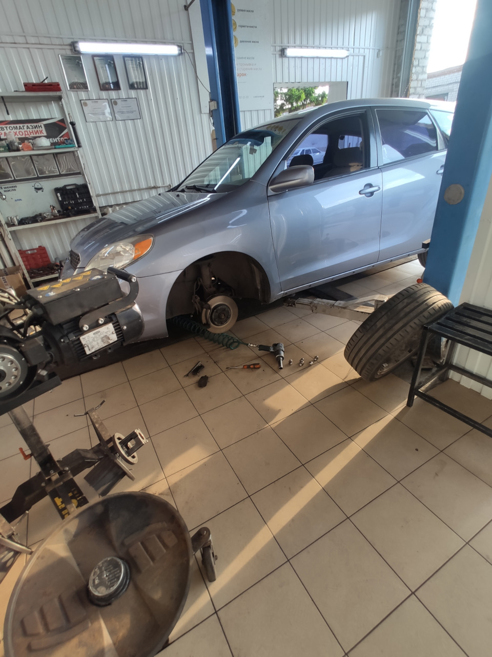 Замена ремкомплекта суппорта и тормозной жидкости — Toyota Matrix (1G ...