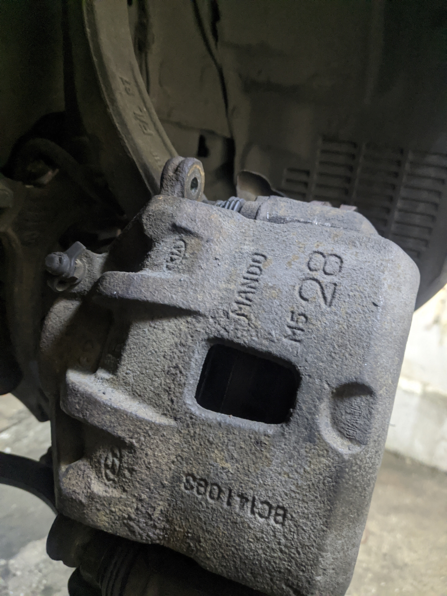 тойота виста скобки суппорта. Daewoo nexia супер тармазной. скоба суппорта нексия n150. центральный суппорт а4af3. скоба переднего тормозного суппорта ивеко дейли с 70.