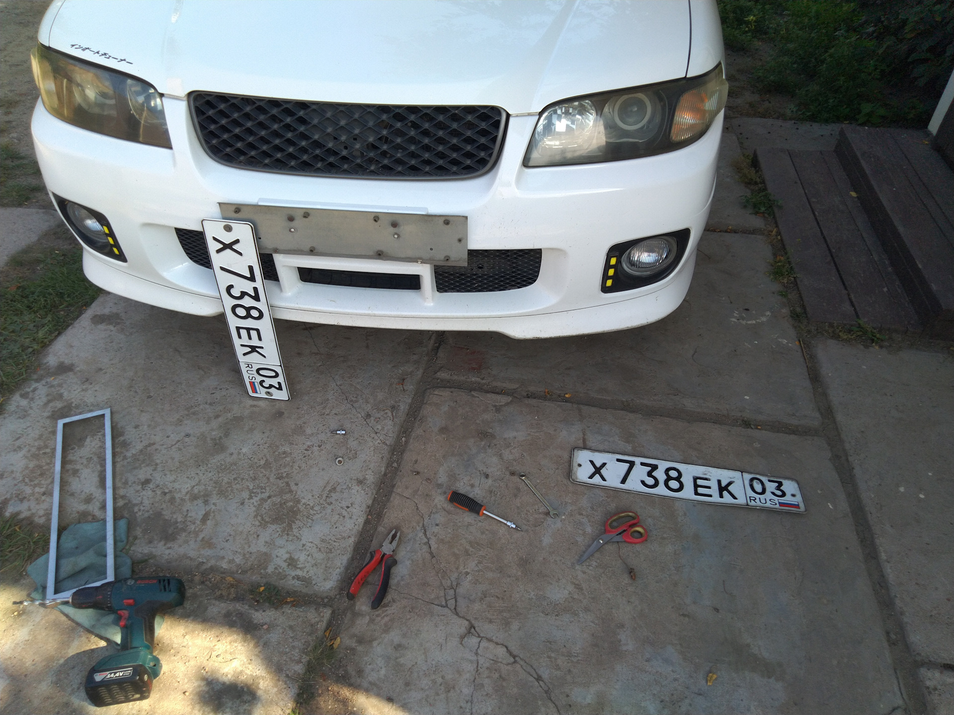 квадратный номерной знак спереди. квадратный номер на передний бампер. Toyota corona premio квадратные номера. Challenger номерная рамка. квадратные номера для легкового автомобиля крепление.