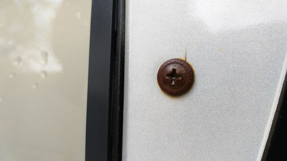 пыльный радиатор как выглядит. гнилые водопроводные трубы. после двух лет эксплуатации.