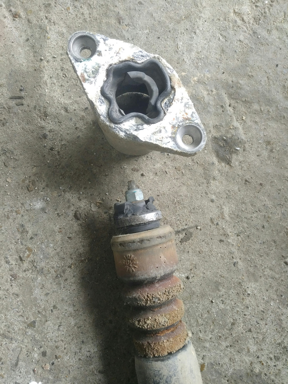 Оторвал опору на лежачем. Замена стоек — Audi A4 (B6), 1,8 л, 2004 года ...