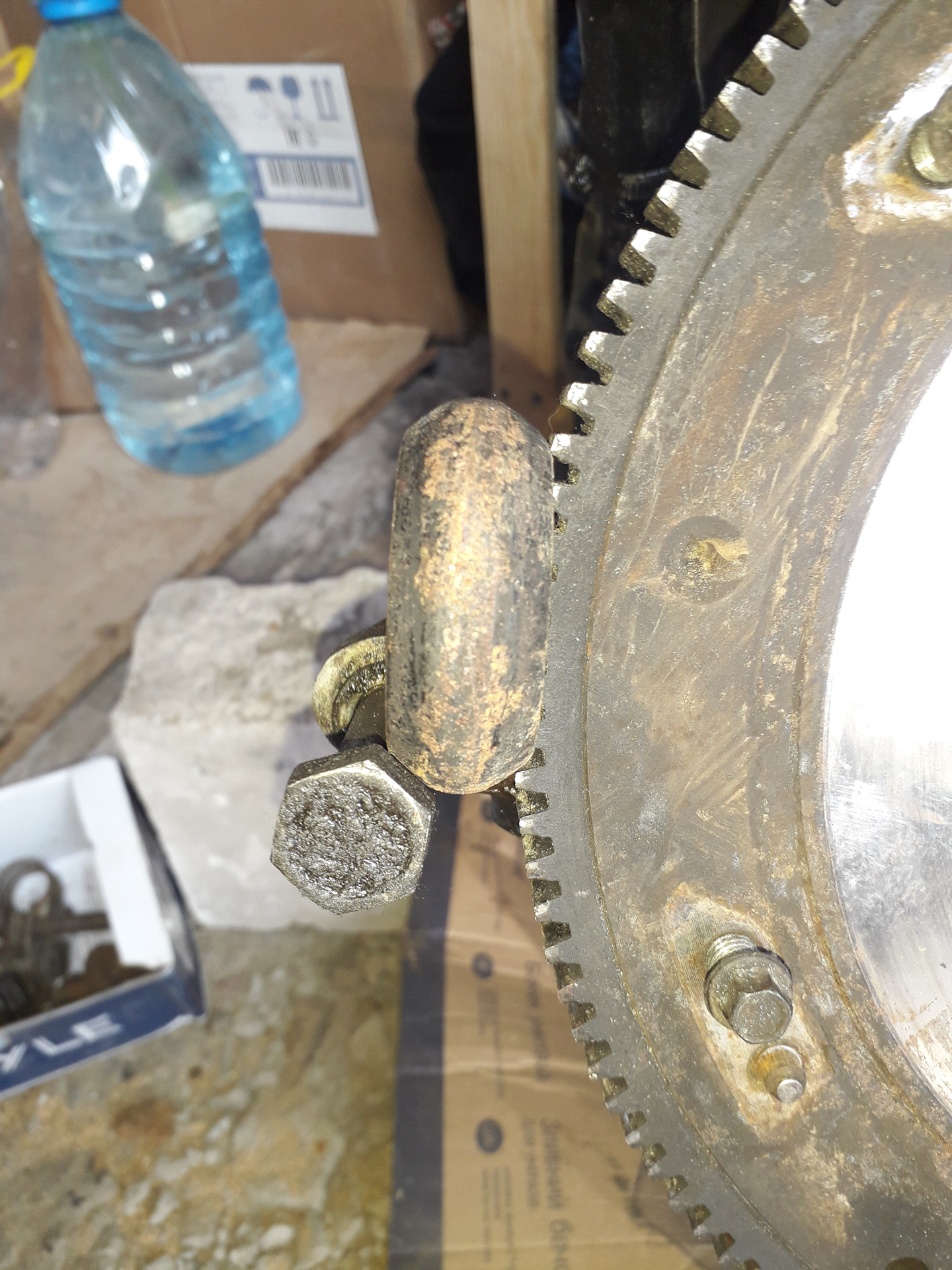 Открутить бублик от маховика. Как открутить гидротрансформатор от маховика. Как открутить бублик от маховика мицубиси галант. Как открутить бублик от маховика. Крепление бублика к маховику.