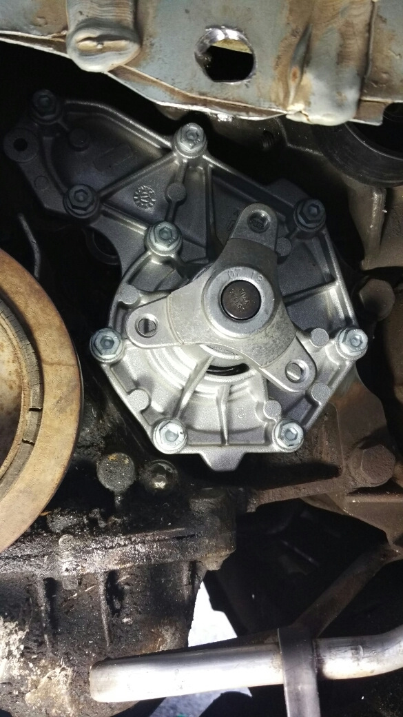 Крепление помпы lga1200. Ej204 крепление помпы. Помпа москвич 421. Крепление помпы. Замена помпы акцент 2012 года.