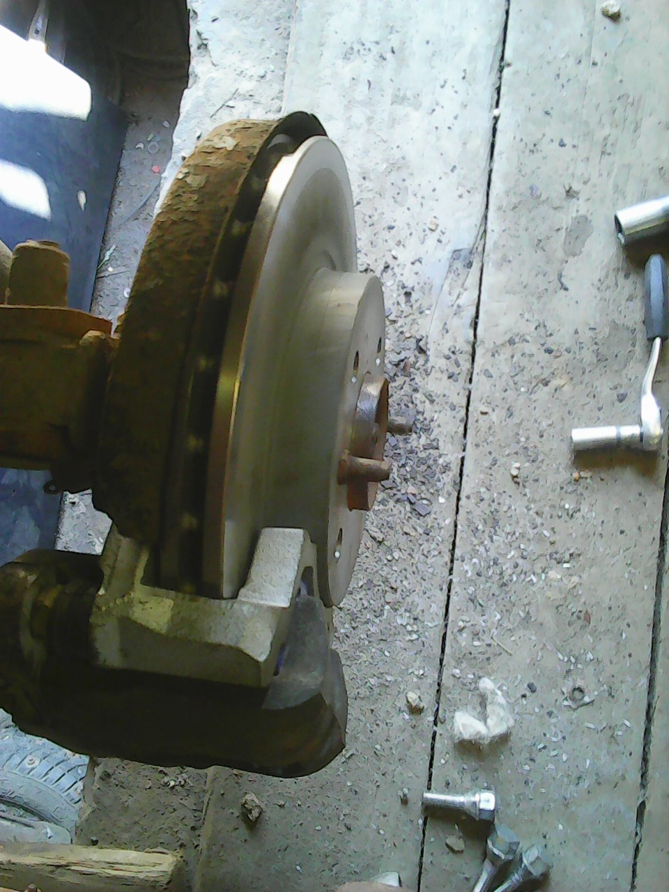 Установил вентилируемые диски 13R на Оду и передние пружины от Лантры ...