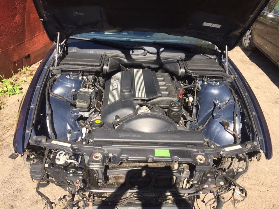 Е39 под капотом. БМВ е39 под капотом. Под капот БМВ е39 2.5. БМВ 39 под капотом