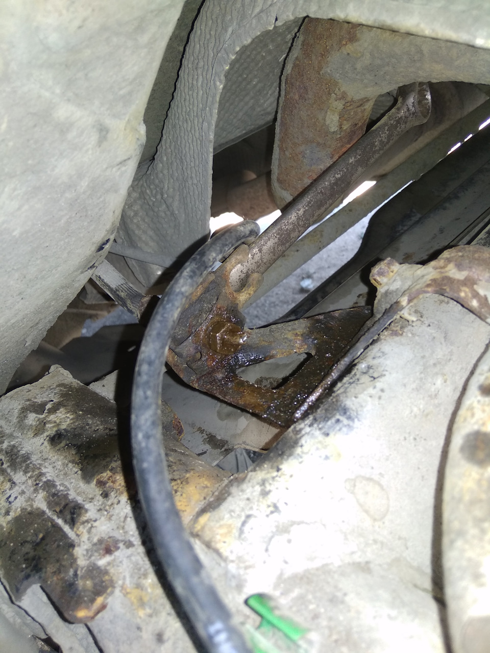 Замена задней тормозной трубки — Audi A6 Avant (C5), 1,8 л, 1999 года ...